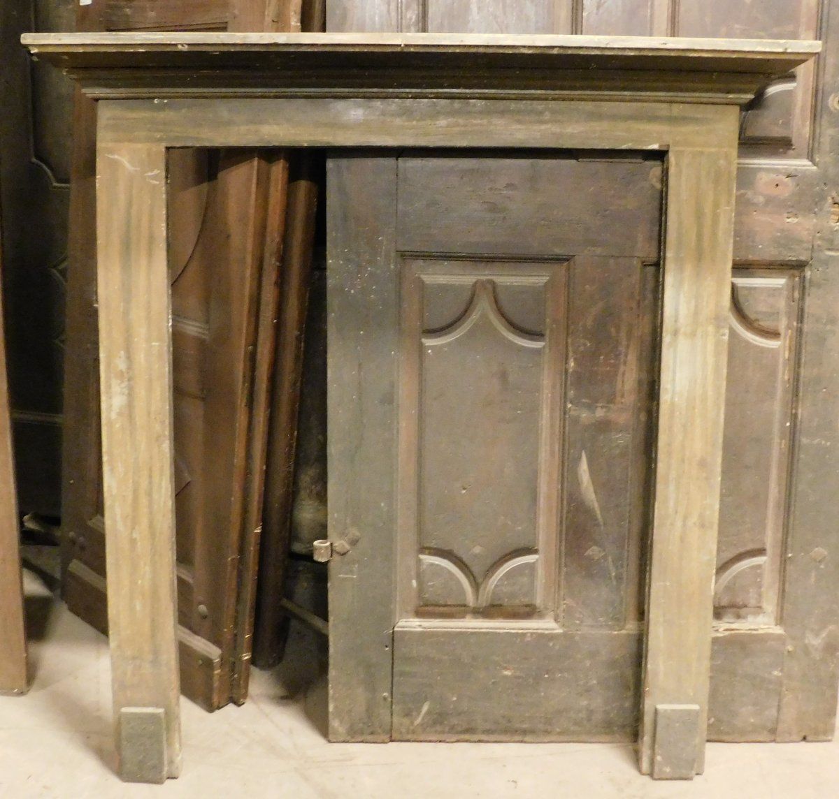 CHL162 - Cheminée en bois laqué, époque XIXe siècle, cm L 120 x H 127